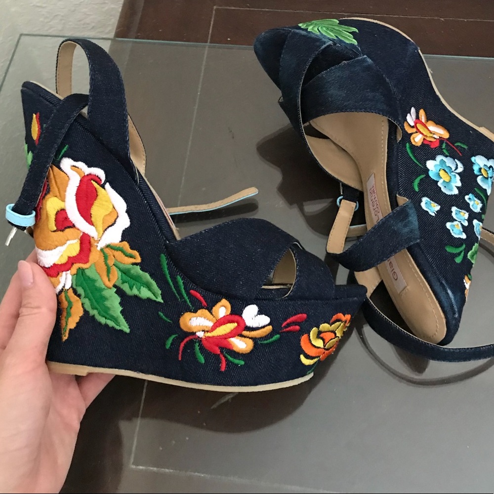 Embroidery wedge shoes